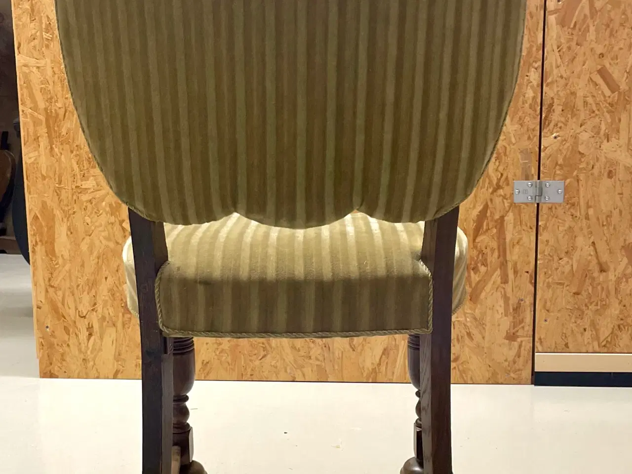 Billede 6 - Rænæsance spisebord med 6 stole i grønt fløj