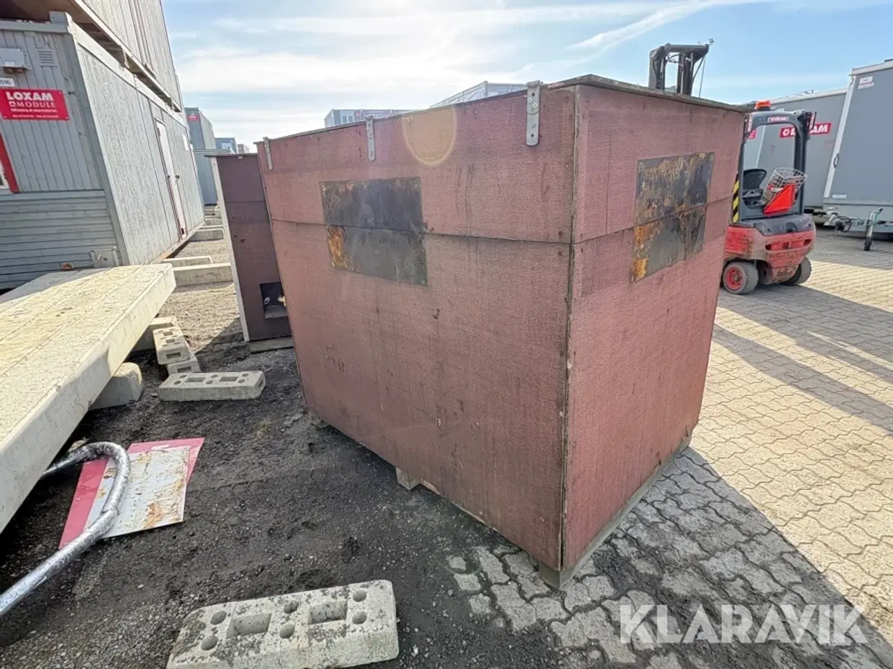 Billede 3 - Isoleret kasse med vandtank og vandværk