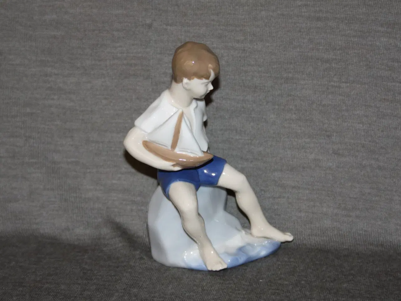 Billede 2 - Figurer af en dreng med skib højde 15 cm