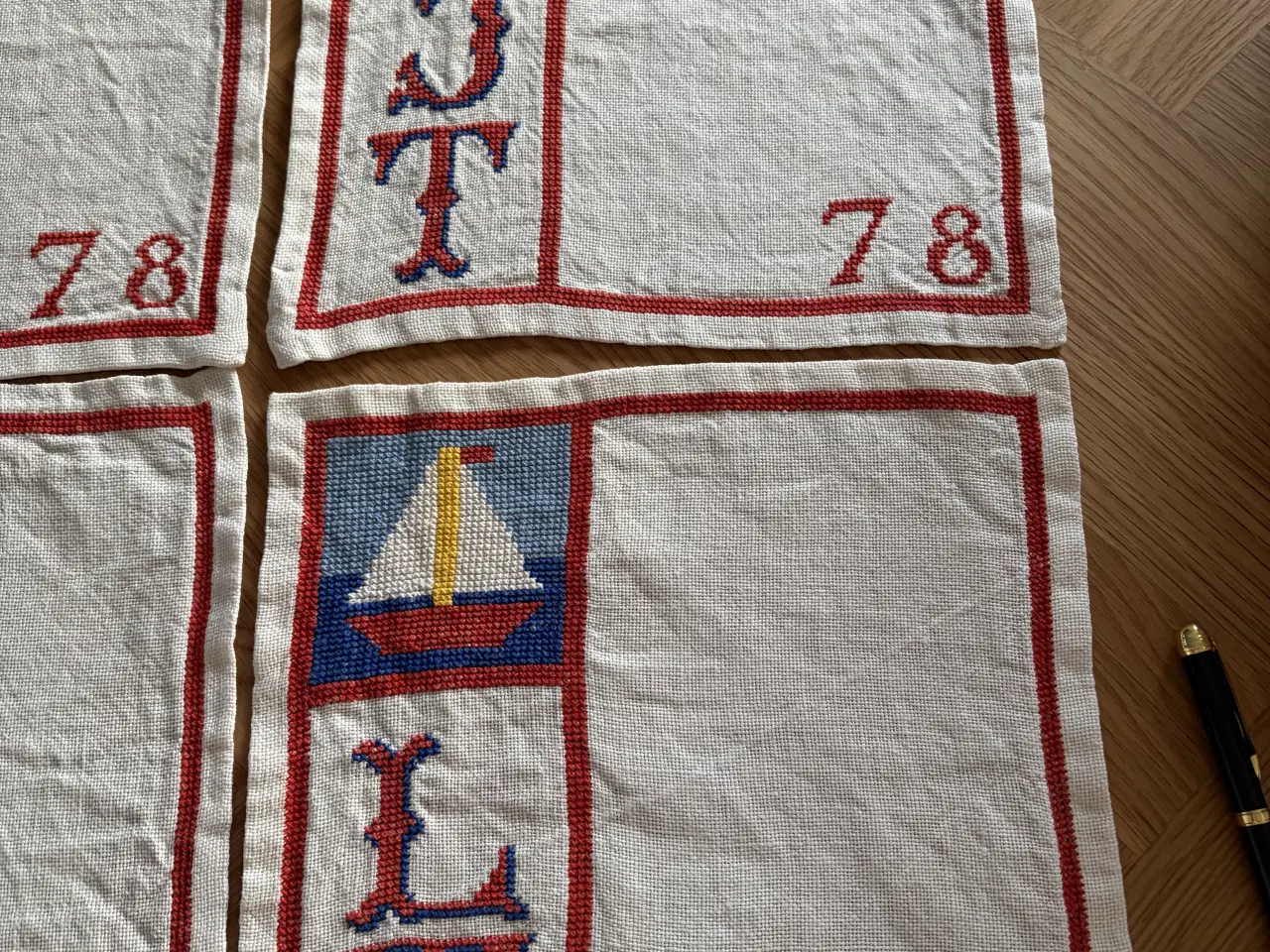 Billede 3 - 4 dækkeservietter med korssting