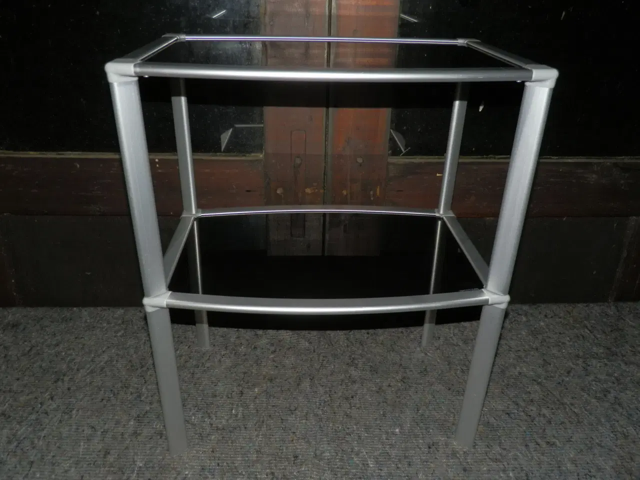 Billede 7 - Sengebord i sort hærdet glas og alu.