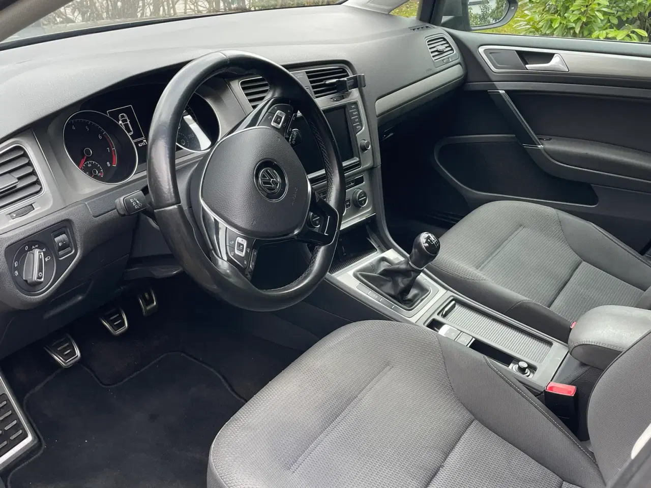 Billede 1 - Velholdt og driftssikker VW Golf sælges – klar til