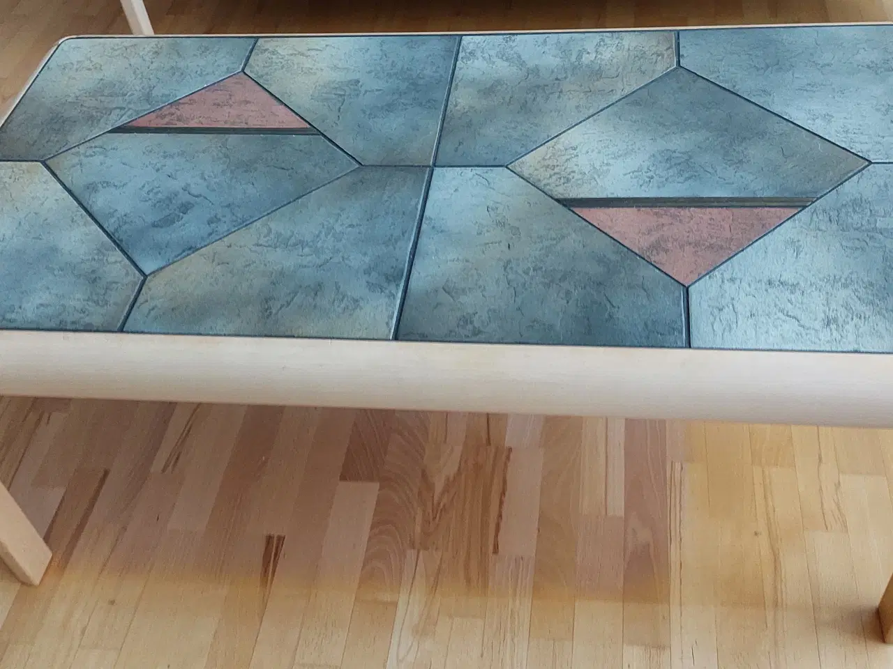 Billede 1 - Sofabord i lakeret bøg, m. kakler