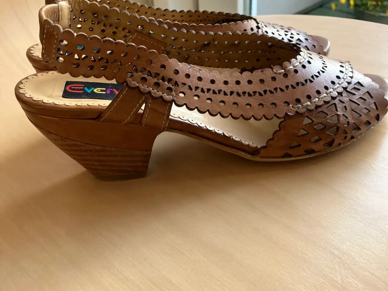 Billede 4 - Everybody skindsandal str. 37, med 5-6 cm hæl 