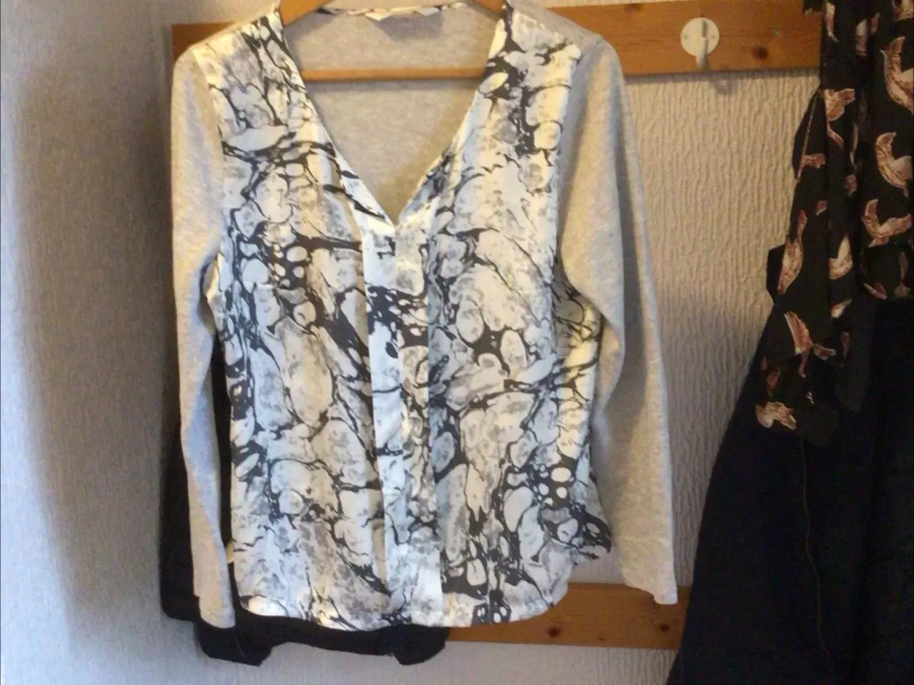 Billede 1 - bluse med silke foran str 42