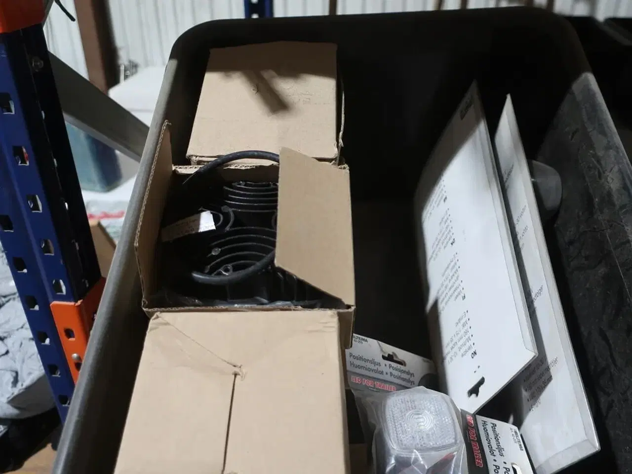 Billede 8 - Lagerreol med div. Værktøj og varelager