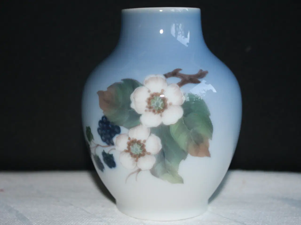 Billede 1 - Vase med brombærkvist fra Royal Copenhagen