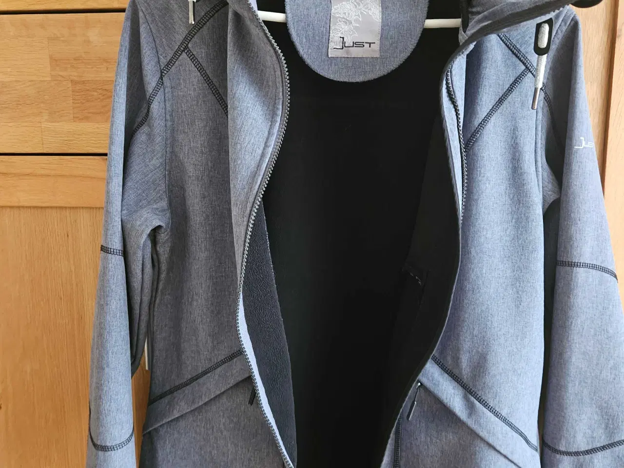 Billede 2 - VINDAFVISENDE JAKKE SOM NY 