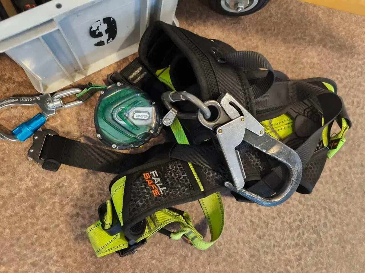 Billede 2 - Kasse m. sikringsgrej samt div.