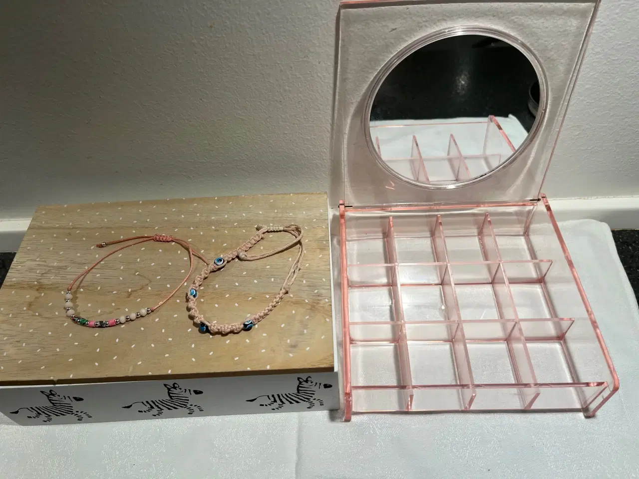 Billede 4 - Almay akrylskrin m. spejl, 2 armbånd og trææske