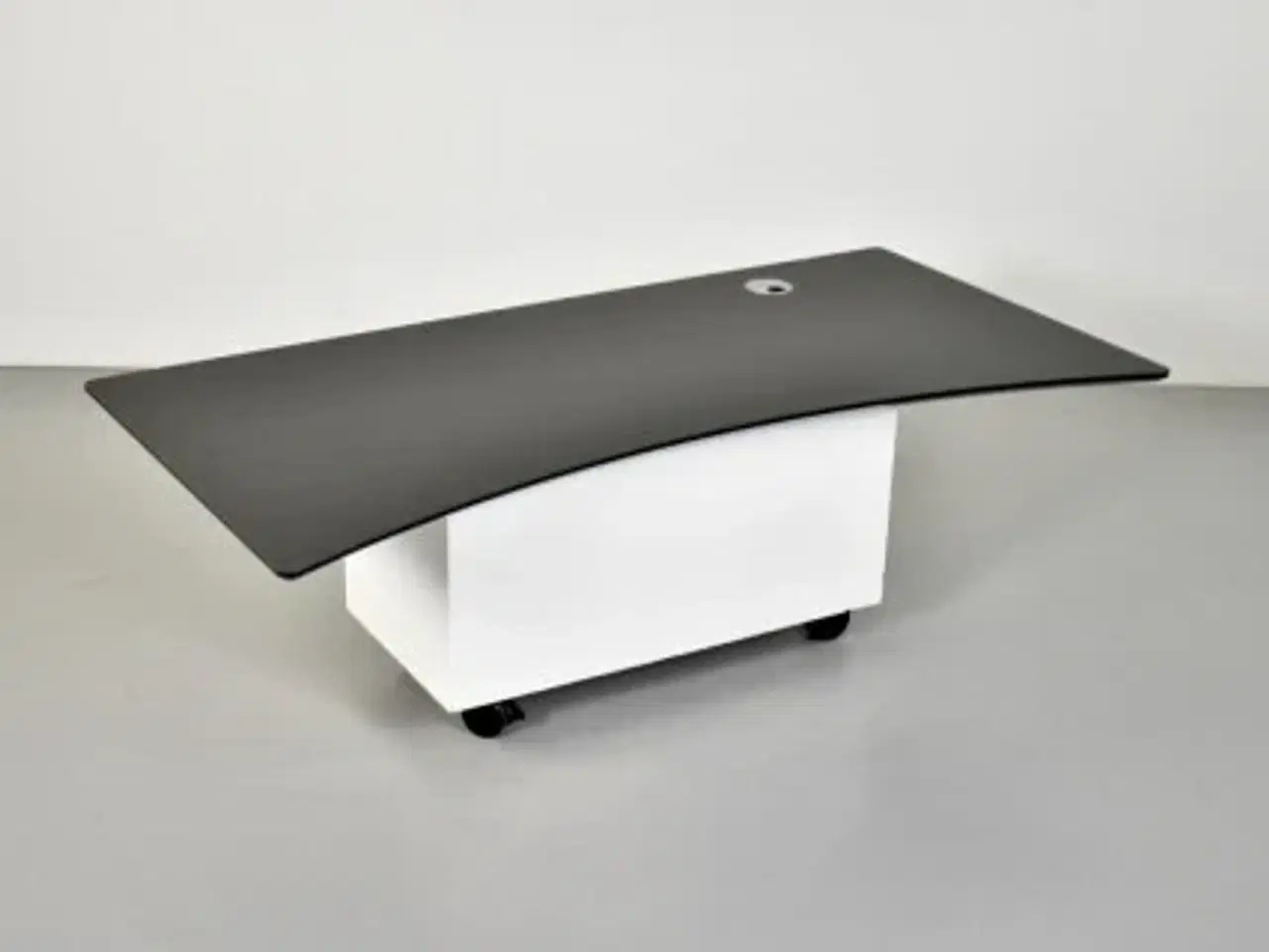 Billede 2 - Cube design bordplade i sort linoleum m. sort faset kant og mavebue, 160x80 cm.