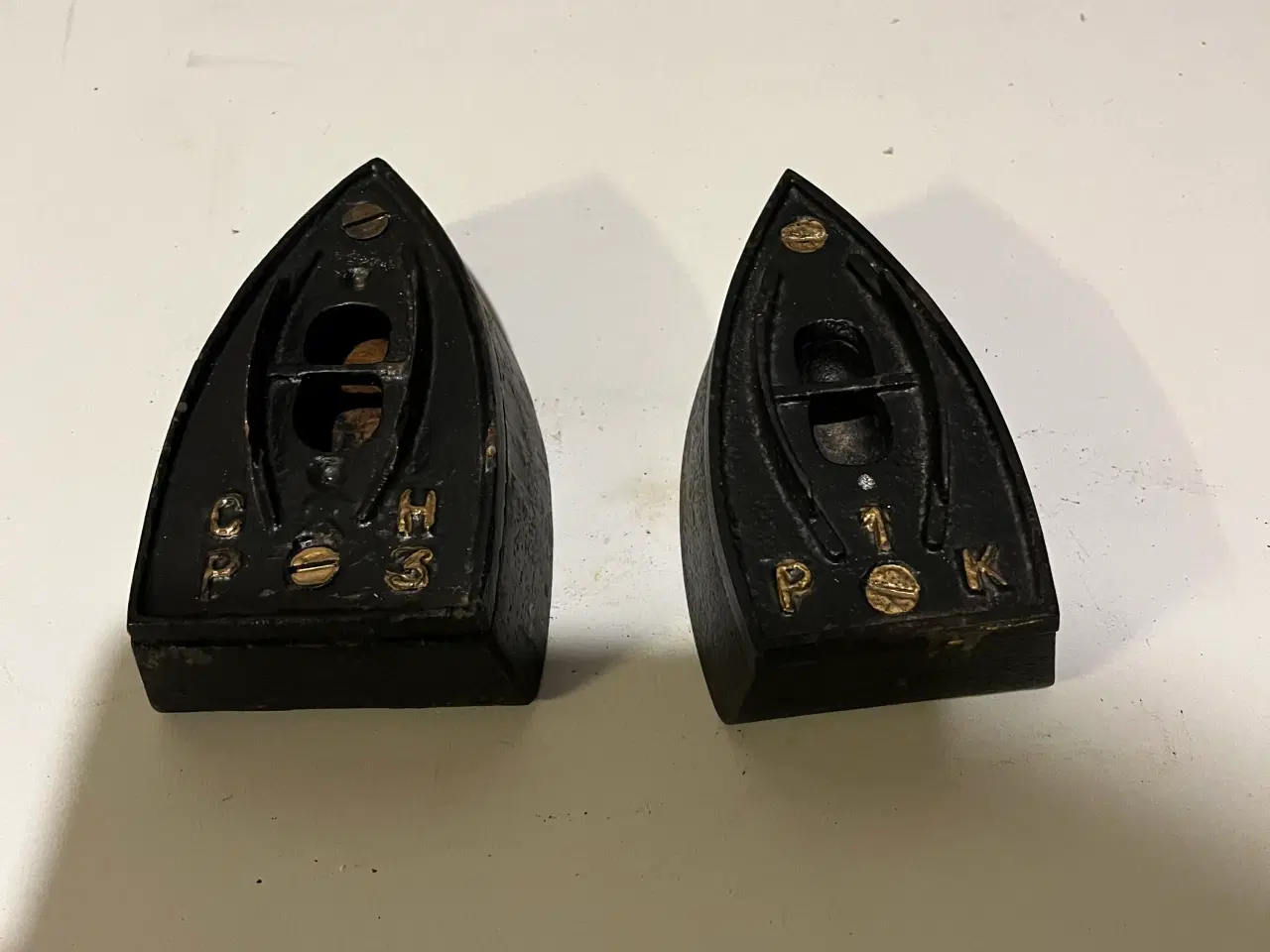 Billede 1 - 2 gamle strygejern uden håndtag er ny malet 