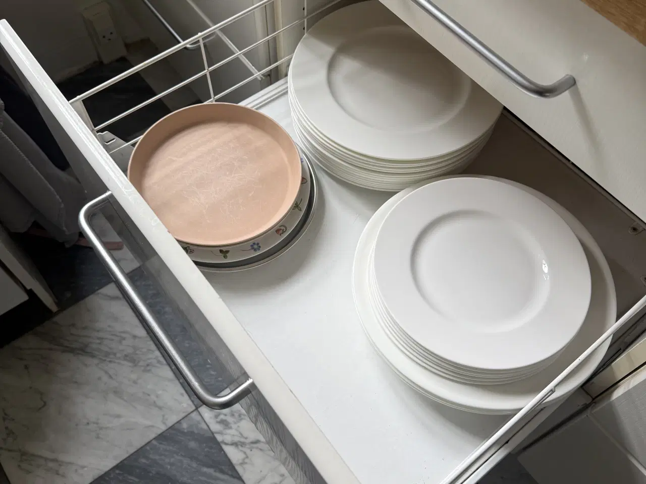 Billede 5 -  Helt gratis køkken med ovn, køleskab og flisegulv