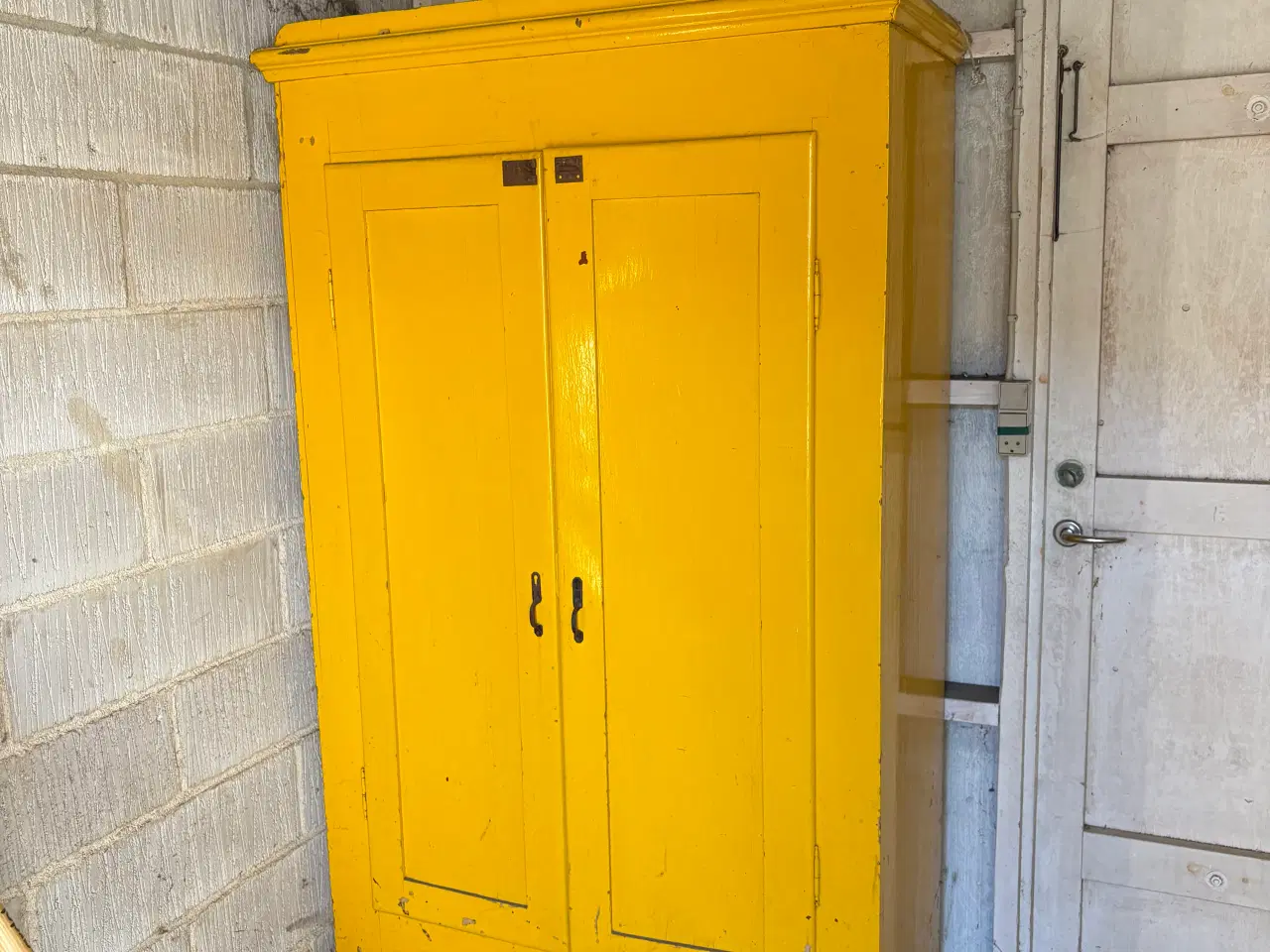 Billede 2 - Smukt gammelt karlekammerskab