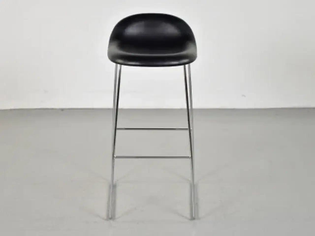 Billede 1 - Gubi barstol med sort læder polster