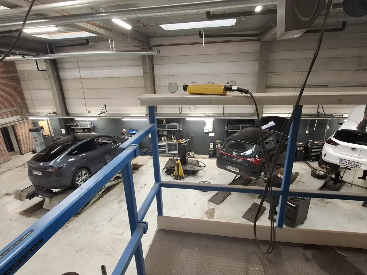 Billede 36 - AUTOVÆRGSTED eller LAGER med store Port. Centralt beliggende ved 2 motorvejstilkørsler. Stort udeareal til præsentation af biler.