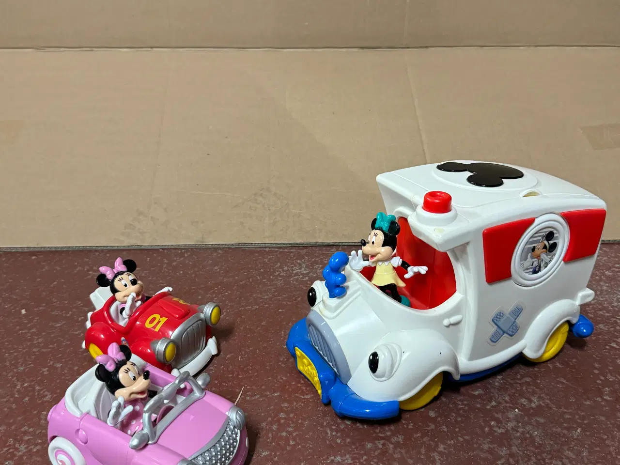 Billede 2 - Mickey og Minnie mousse biler og ambulance