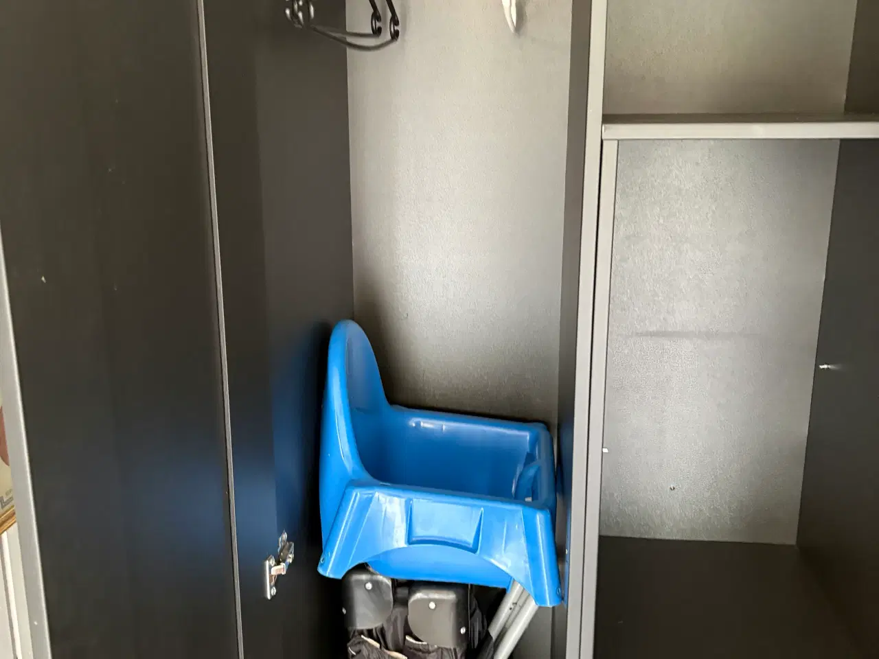 Billede 1 - Fint sort garderobe skab
