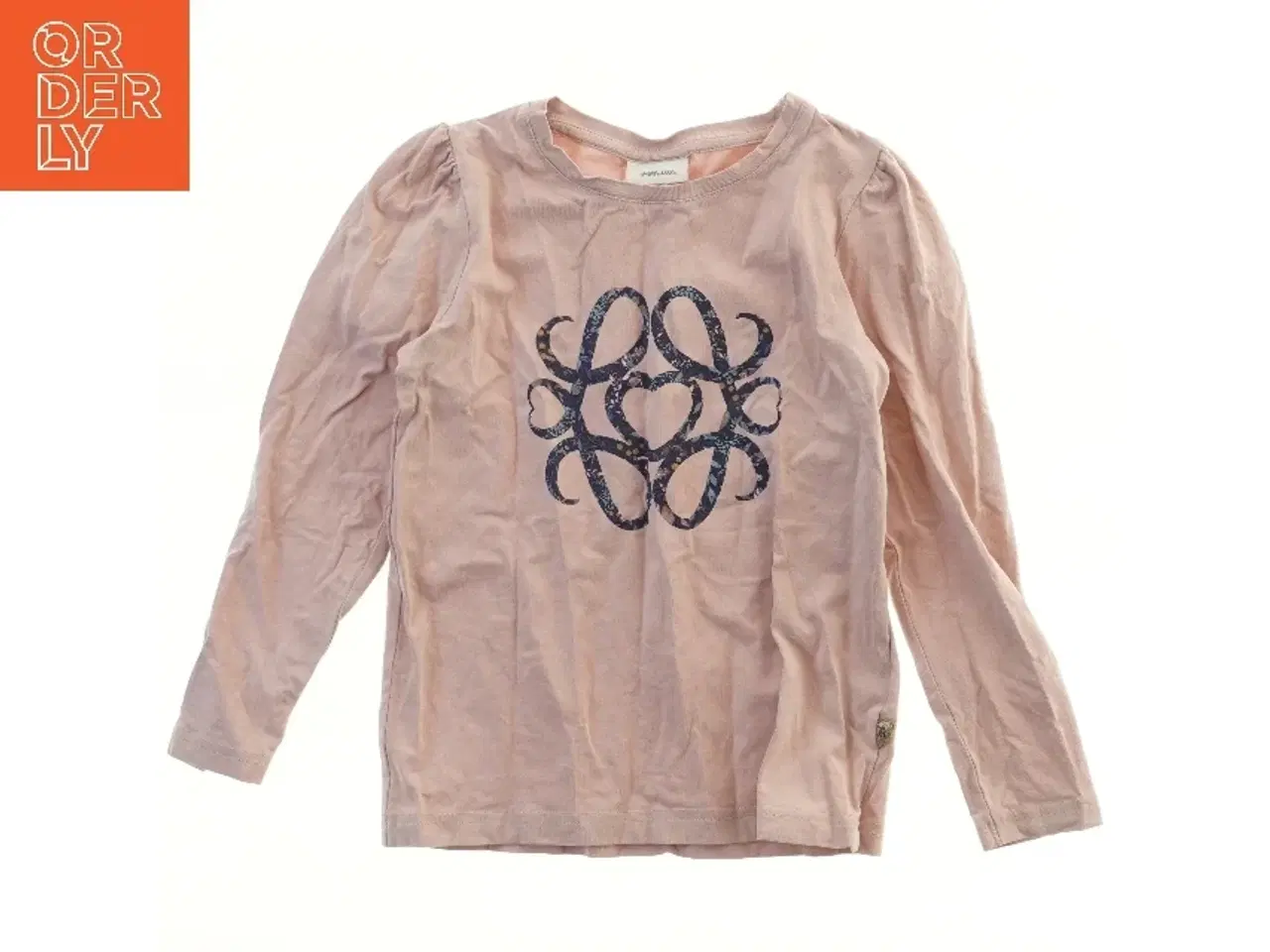 Billede 1 - Langærmet lyserød bluse med print fra Pomp de Lux (str. 110)