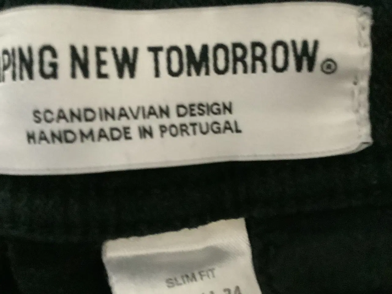 Billede 1 - 2 par sorte Shaping New Tomorrow bukser. Slim fit.