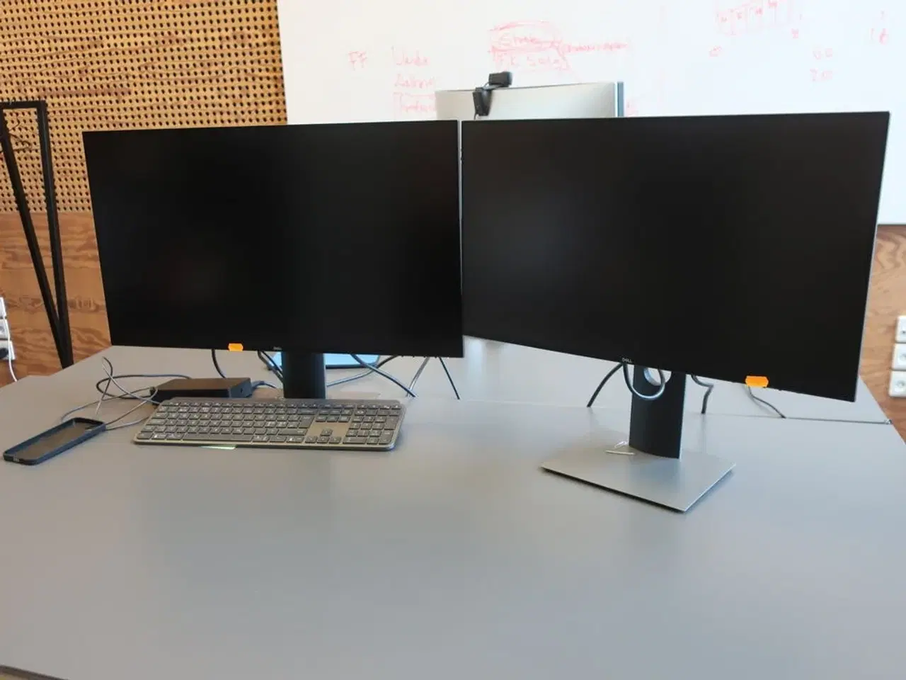 Billede 1 - 2 stk. 24" DELL skærme samt dockingstation og tastatur