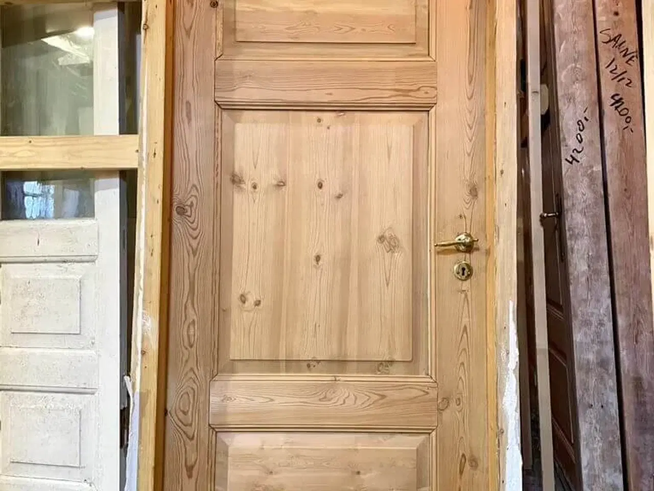 Billede 2 - Bred og lav fyldningsdør m. karm og bundstykke