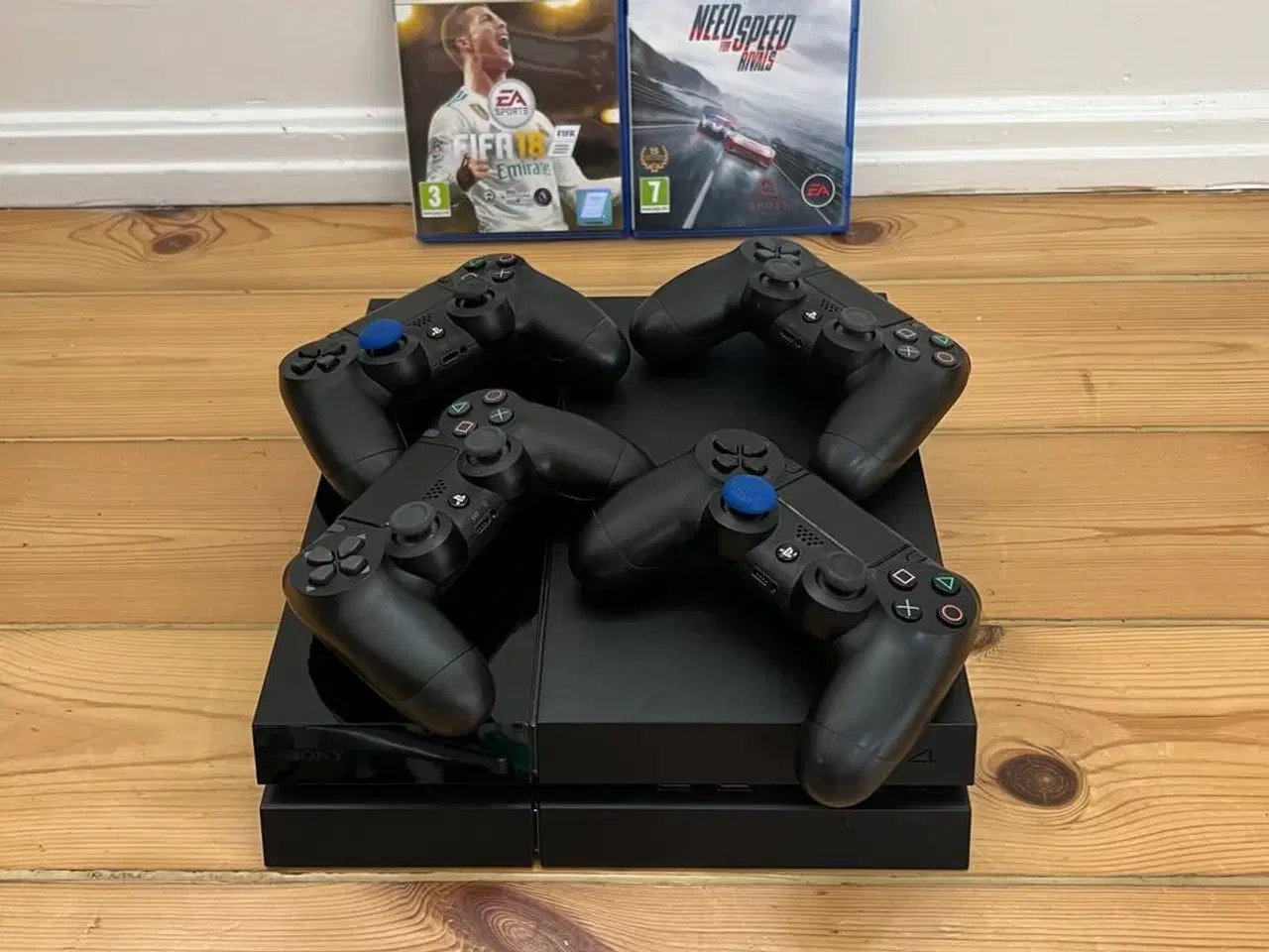 Billede 1 - PlayStation 4 pakke – inkl. 4 controllere og spil