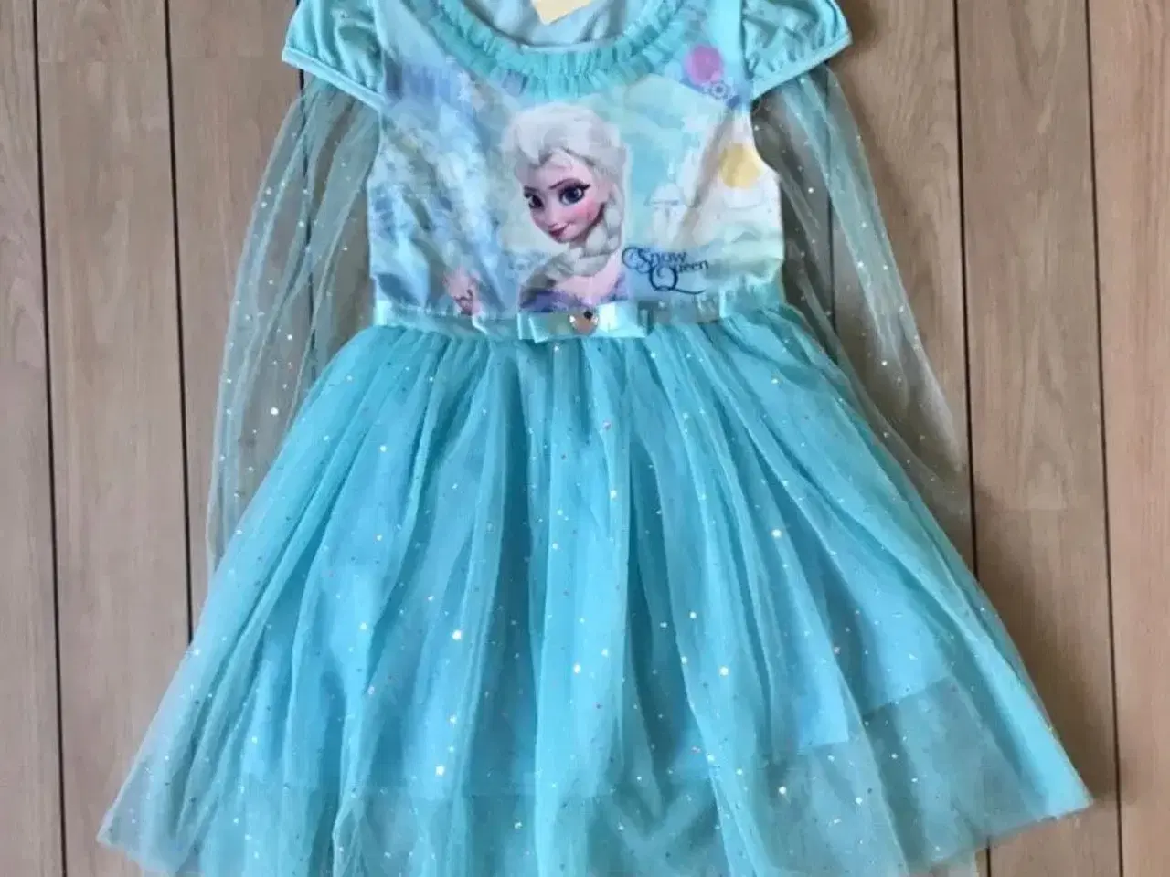 Billede 10 - Frost kjole + slør str 122 med Elsa udklædningstøj