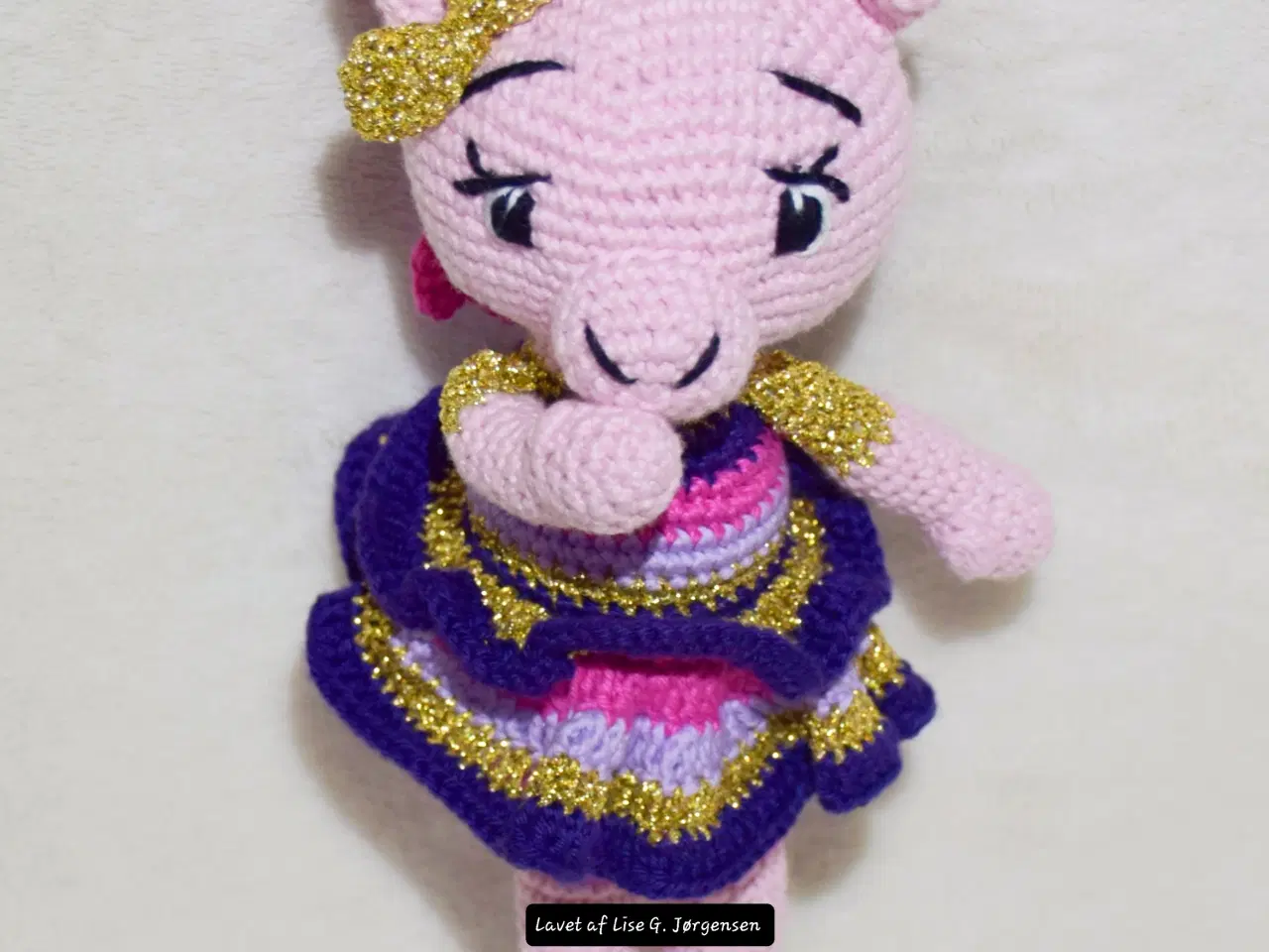 Billede 7 - Hæklet enhjørning med strutkjole & krøller