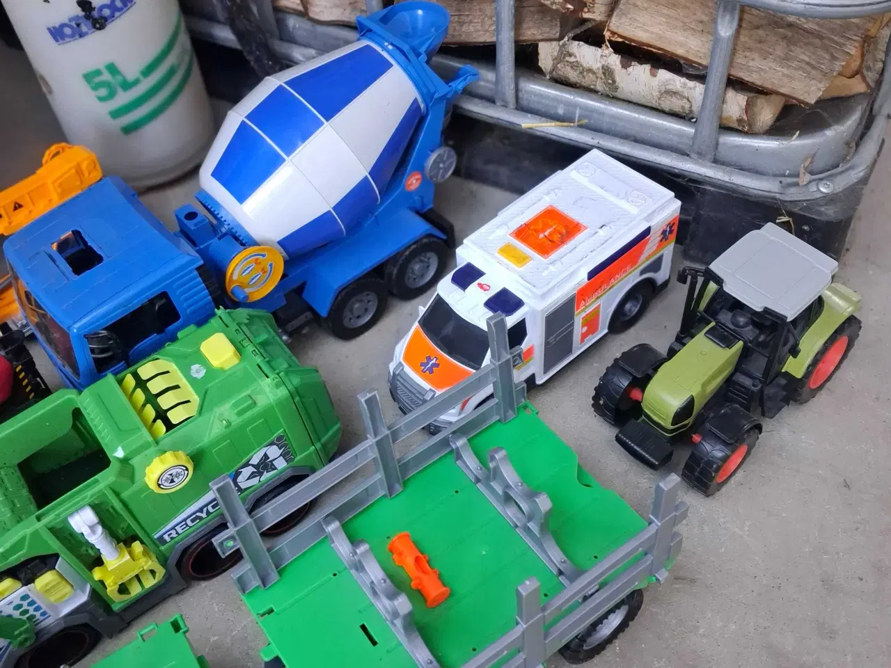 Billede 2 - Legetøj  lastbiler  og  traktor