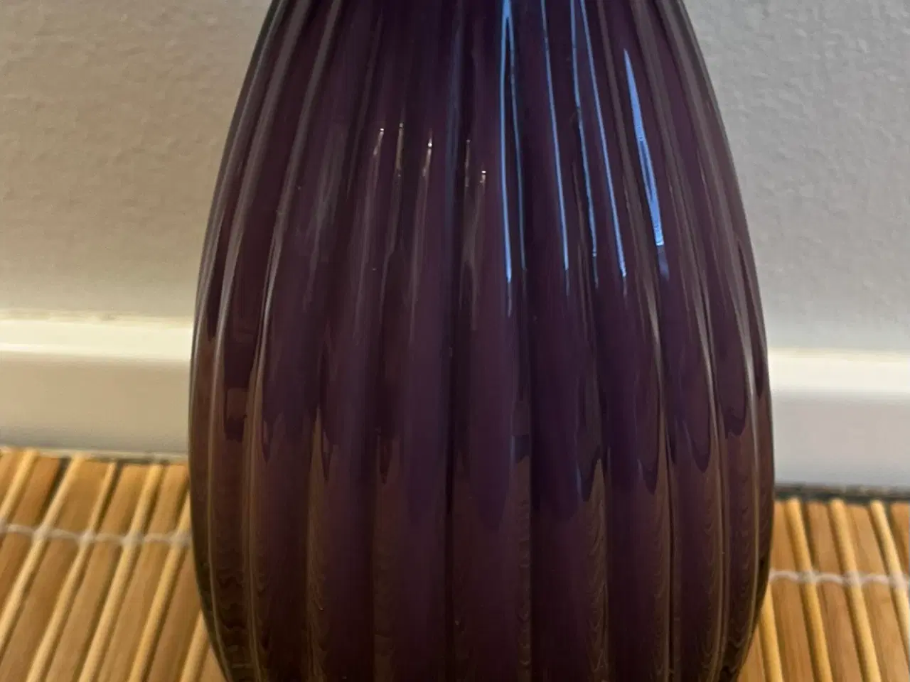 Billede 1 - Flot lilla vase - 13 cm i højde