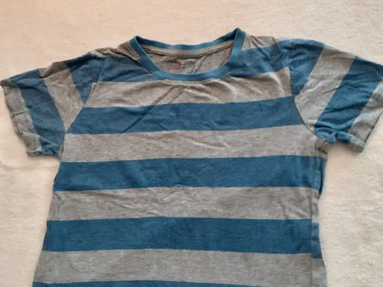 Billede 2 - 3 t-shirts, str. 128, 1 blå/grå stribet & 2 sorte