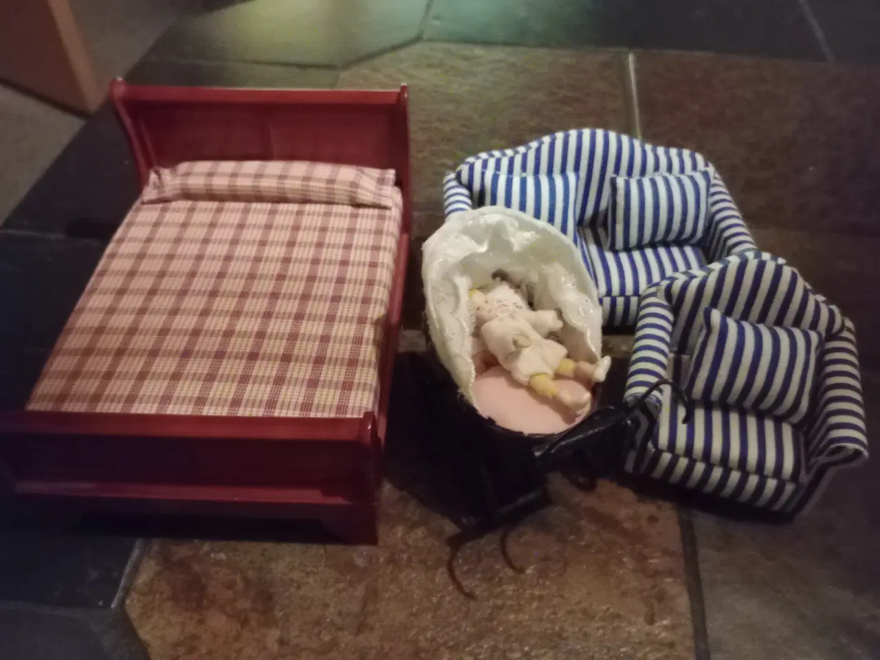 Billede 2 - Flot Dukkehus på 3 etager.