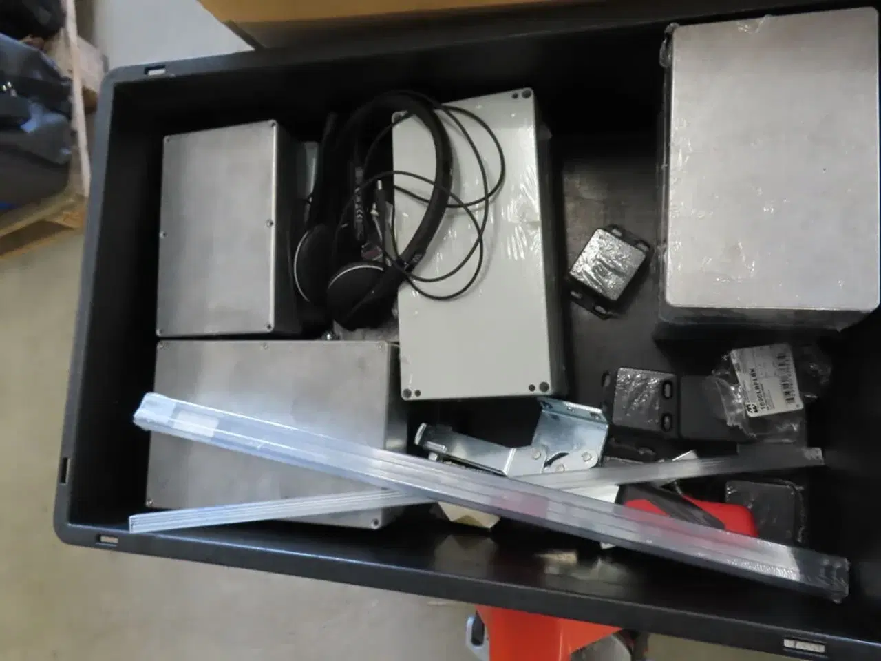Billede 12 - Palle med rester fra TC ELECTRONIC