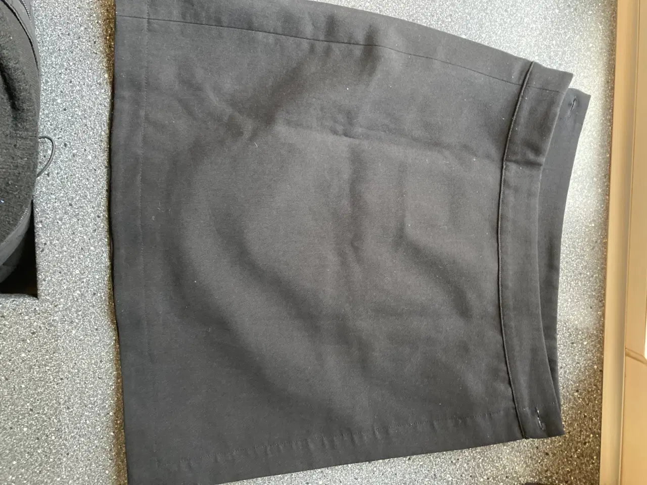 Billede 1 - Sort kort nederdel