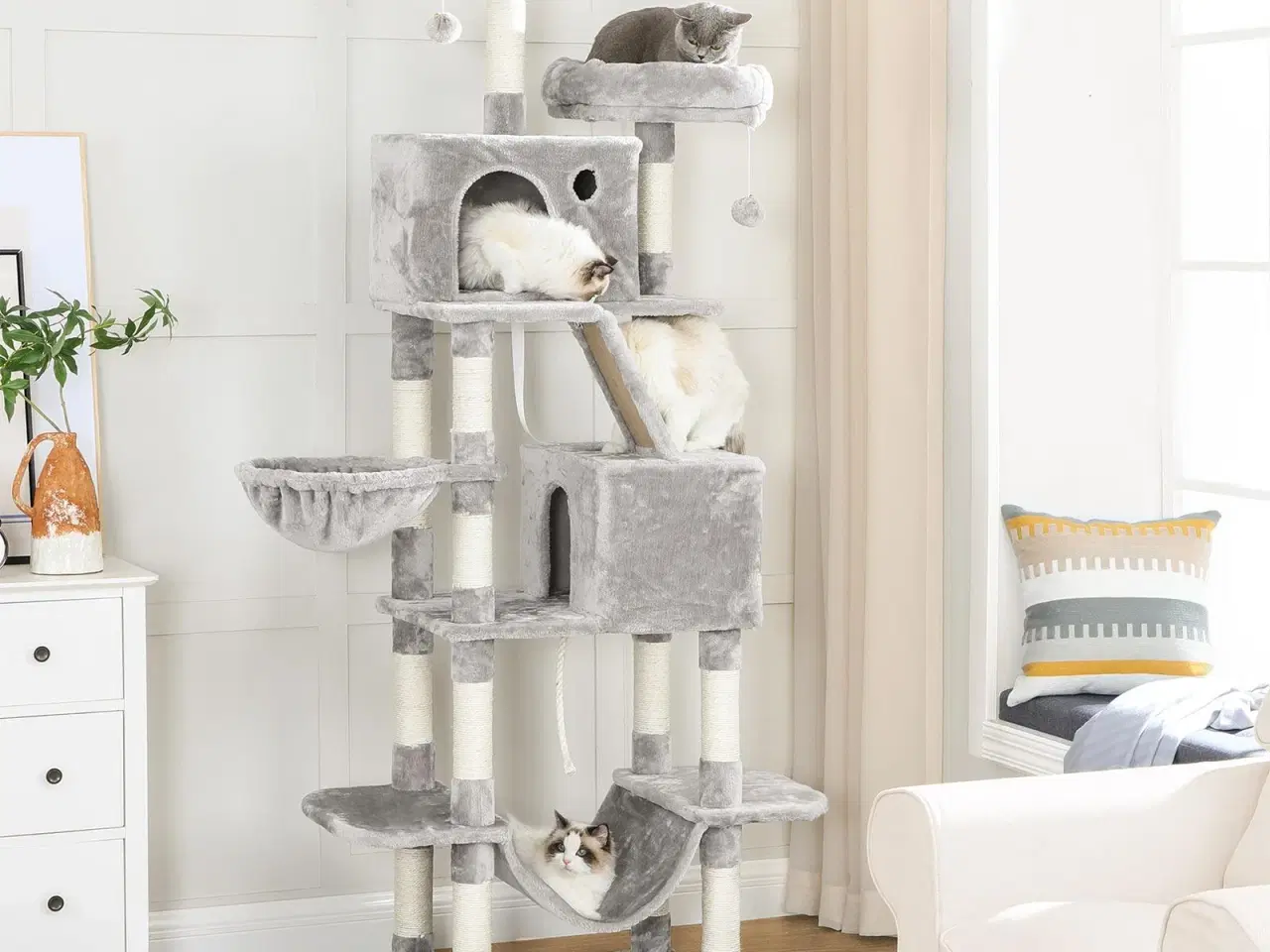 Billede 2 - Klatretræ til kat – FEANDREA, 206 cm høj med 13 kradsepæle, rampe, 2 udkigsplatforme og 2 huler, kurv, hængekøje og pomponer, lysegrå