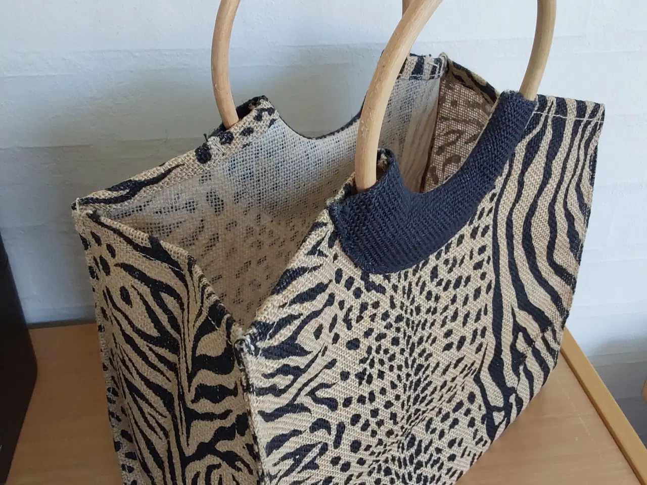 Billede 3 - Taske i Jutestof med zebrastriber og to bambus hån