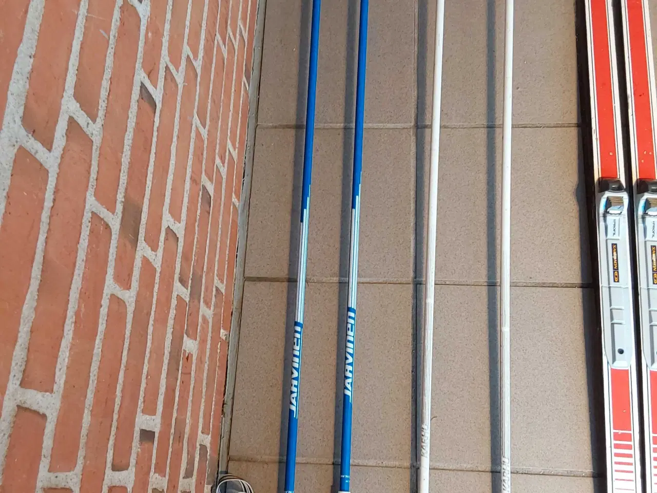 Billede 2 - Langrend ski 2 par med stave og opbevaringspose