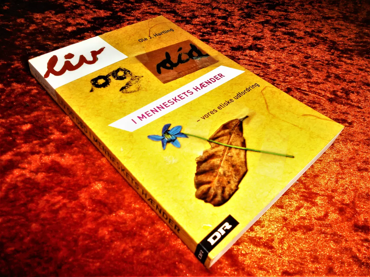 Billede 1 - Liv og død i menneskets hænder, Ole J. Hartling,