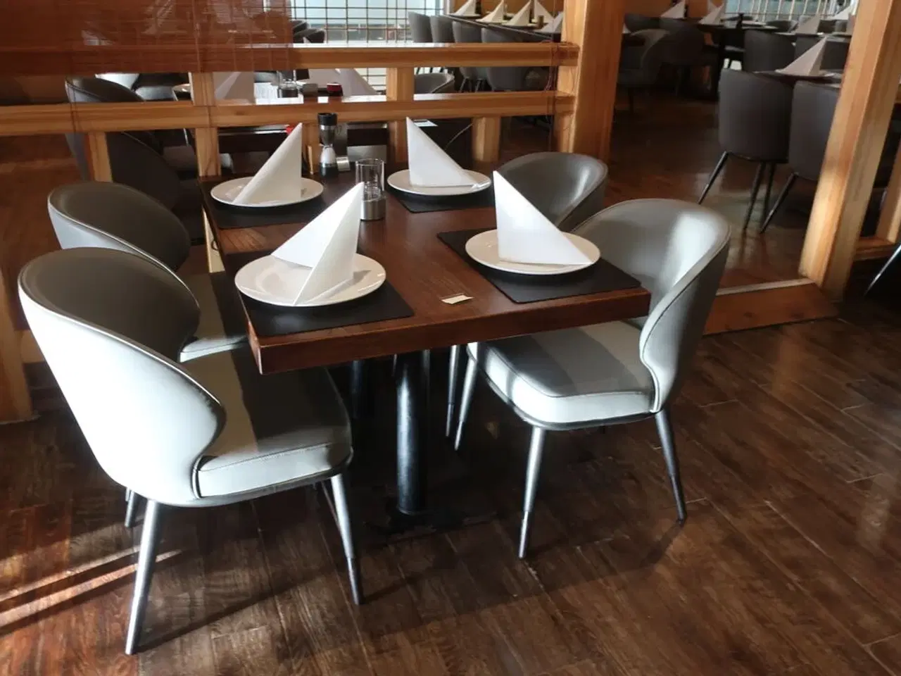 Billede 1 - Bord og 4 nye stole