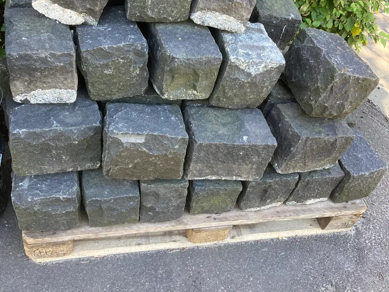 Billede 3 - Brosten (ca. 50 stk) mørk granit 15-25 cm