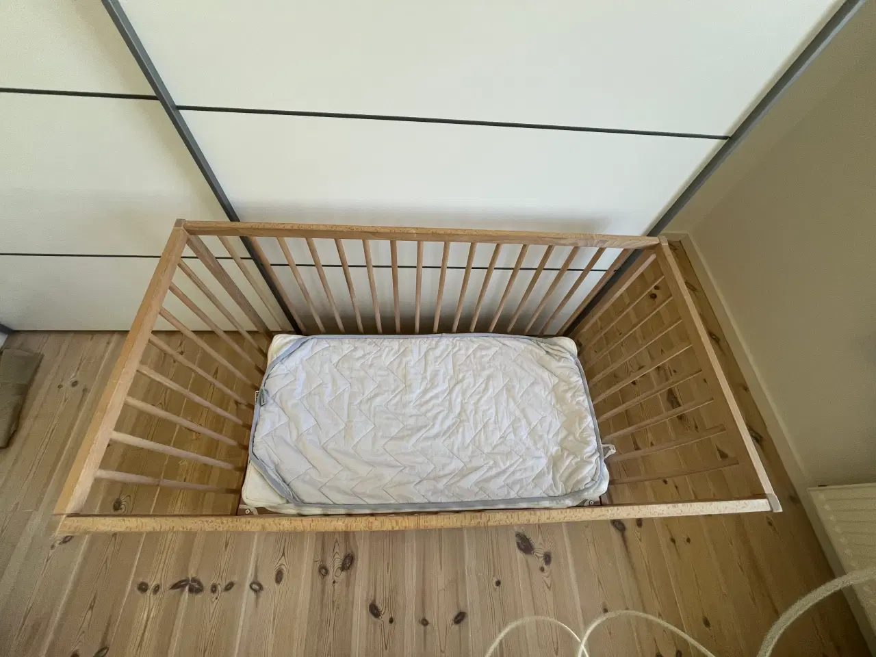 Billede 2 - Tremmeseng med madres og madresbeskytter 