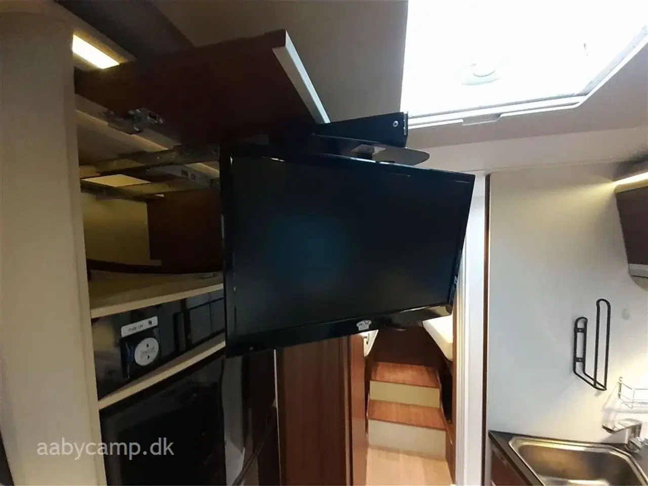 Billede 23 - 2017 - Adria Matrix Axess 670 SL   solcelle.batteri.markise.hæve/sænke cykelstativ på el.5 selepladser.helårsdæk.