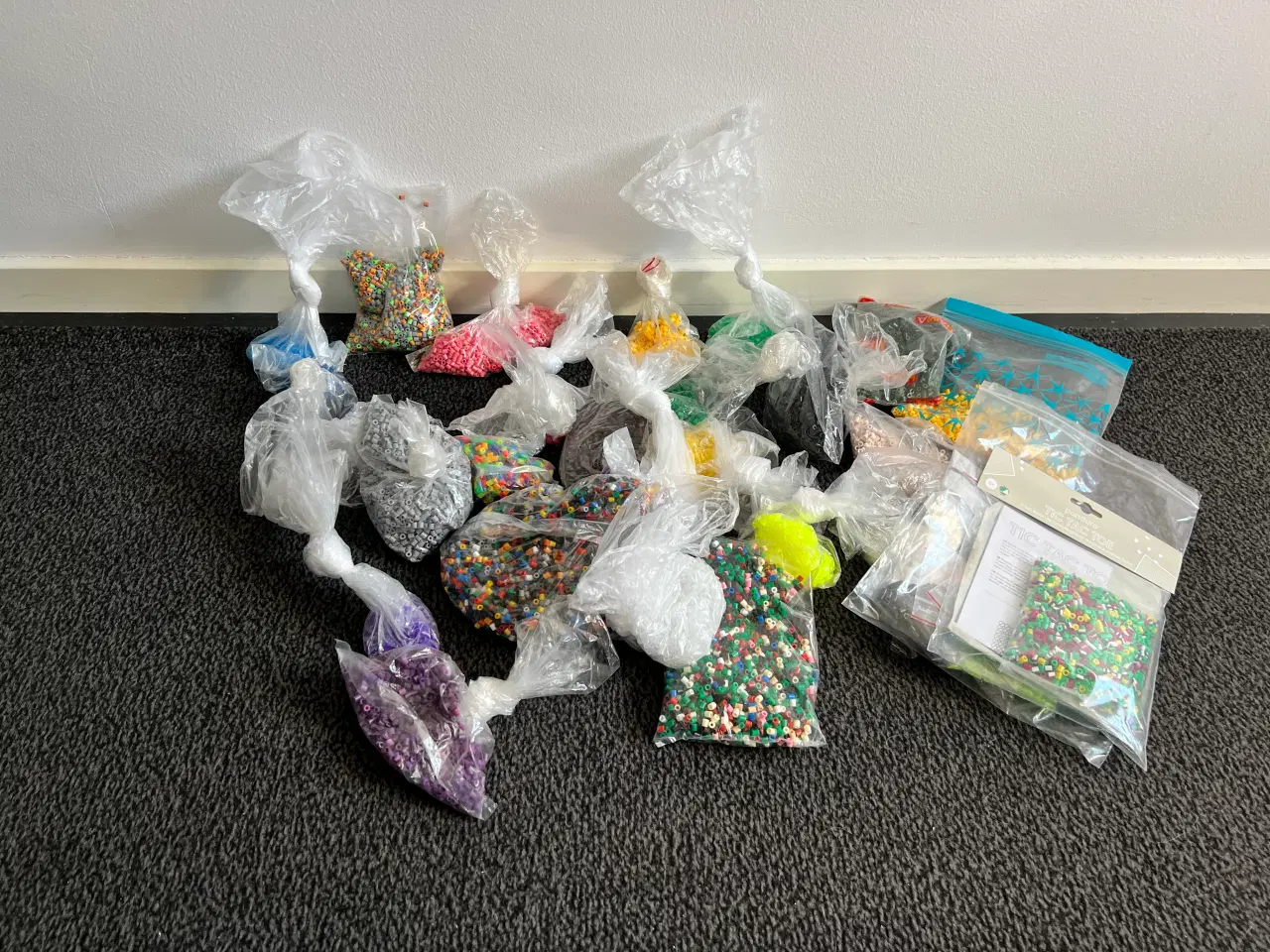 Billede 1 -  NABBI  -- Hama  plastperler + plader mm 