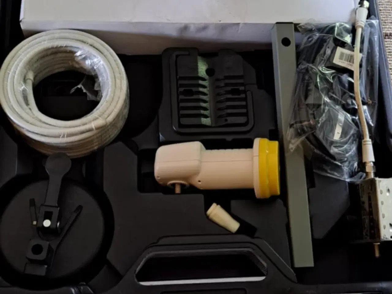 Billede 4 - Kasse med alt til parabol