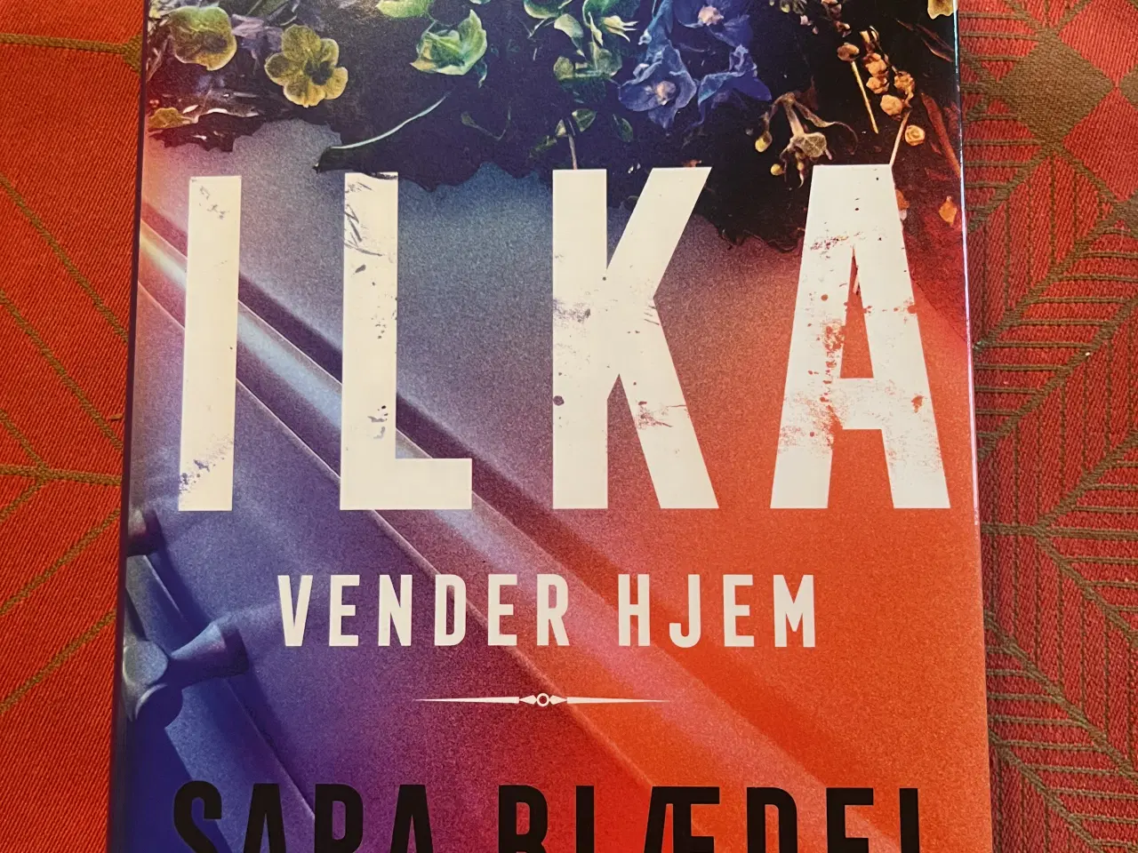 Billede 1 - Ilka vender hjem af Sara Blædel.