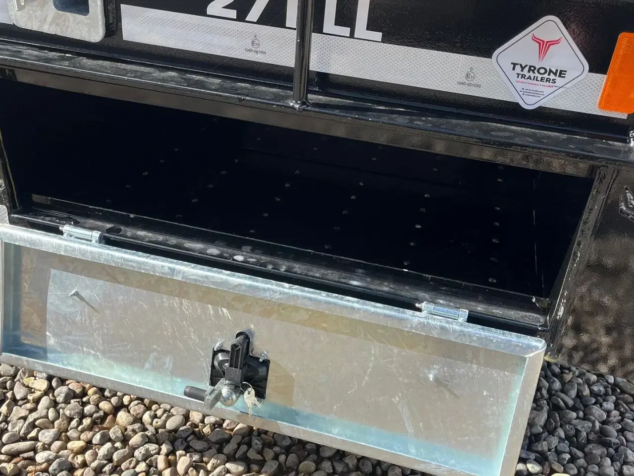 Billede 15 - Tyrone 27TLL LANG MODEL med forbredningsudstyr samt kombi bremser, både luft og hydrauliske bremser. Affjedret træk og affjedret aksler. Med hydrauliske ramper og værktøjskasse