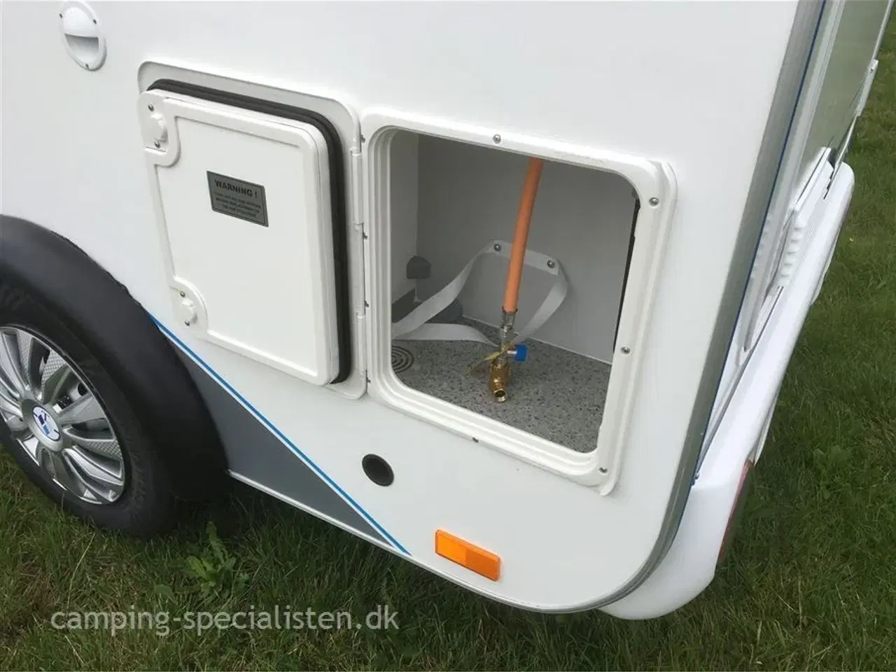 Billede 11 - 2025 - Tomplan Mini Tommy De-Luxe   Tomplan Mini Tommy De-Luxe med bremser, køkken, køleskab, vandtank, gasblus og mm.  Hos Camping-Specialisten.dk Aarhus