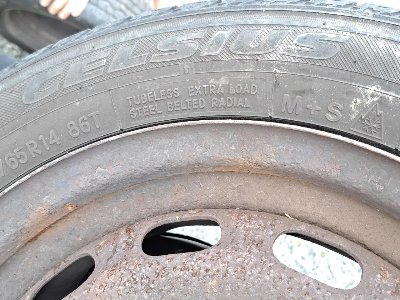 Billede 5 - Helårsdæk på fælge 