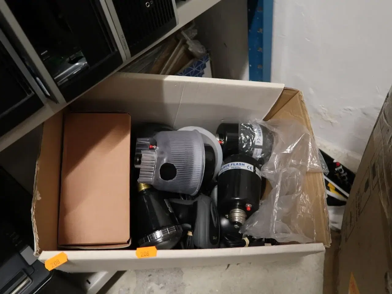 Billede 2 - 2 stk. kasser med div. Elektronik